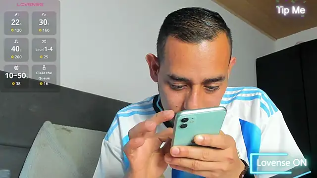 Snapshot of jhonyalzate2 chatting on April 1, 2026, 1:30 am jhonyalzate2 online show from April 1, 2026, 1:30 am