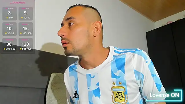 jhonyalzate2 online show from January 13, 2026, 4:05 am