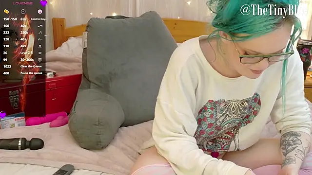 Snapshot of thetinyblue chatting on March 3, 2025, 9:48 pm thetinyblue online show from March 3, 2025, 9:48 pm