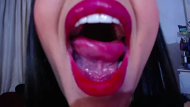 Snapshot of Sharlottee chatting on July 21, 2026, 10:33 pm Sharlottee online show from July 21, 2026, 10:33 pm