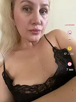 Snapshot of YourBlondee chatting on April 29, 2026, 4:05 am YourBlondee online show from April 29, 2026, 4:05 am