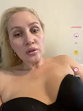 Snapshot of YourBlondee chatting on May 8, 2026, 3:32 am YourBlondee online show from May 8, 2026, 3:32 am