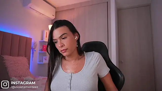 RubiOberli online show from March 6, 2026, 4:51 am