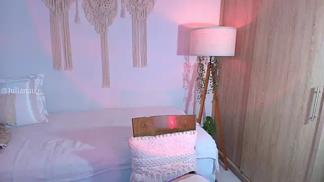 iriswest  online show from November 17, 2025, 12:36 am