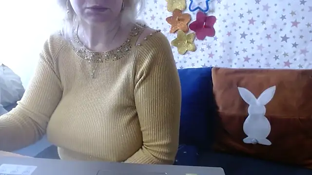 QueenLana online show from April 8, 2026, 9:33 am