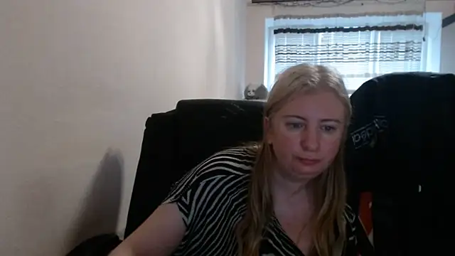 PeterAndJen online show from May 13, 2026, 4:41 am