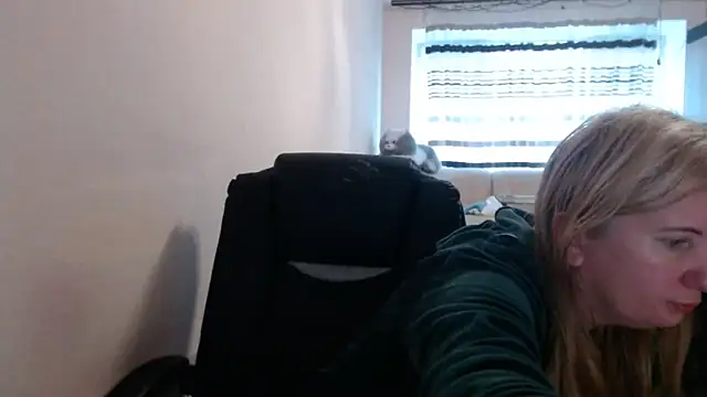 PeterAndJen online show from May 16, 2026, 4:44 am