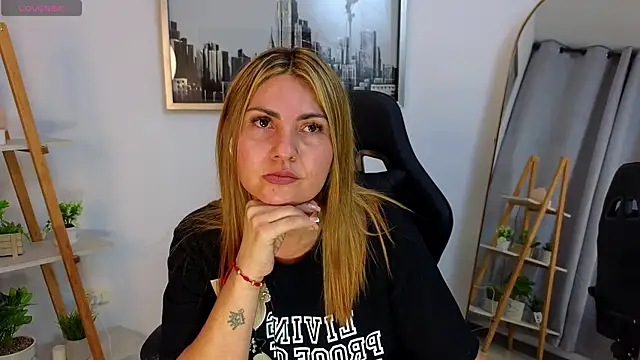 bella  adams online show from October 18, 2025, 12:01 am