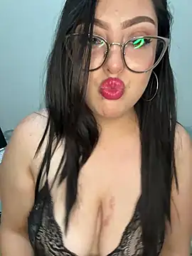 Snapshot of MileyGia chatting on May 17, 2026, 12:21 am MileyGia online show from May 17, 2026, 12:21 am