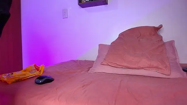 lorrayne  online show from March 18, 2025, 6:06 pm