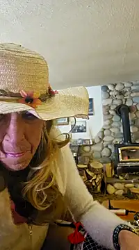 Snapshot of CROSSCOUNTRY1 chatting on January 21, 2025, 6:55 pm CROSSCOUNTRY1 online show from January 21, 2025, 6:55 pm