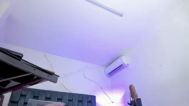 IsiisLovei online show from November 17, 2025, 2:43 pm