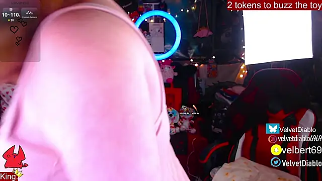 Snapshot of VelvetDiablo chatting on February 19, 2025, 12:35 am VelvetDiablo online show from February 19, 2025, 12:35 am