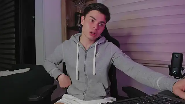 alejooo twink online show from February 18, 2026, 2:31 am