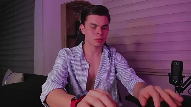 alejooo twink online show from February 19, 2026, 5:04 am