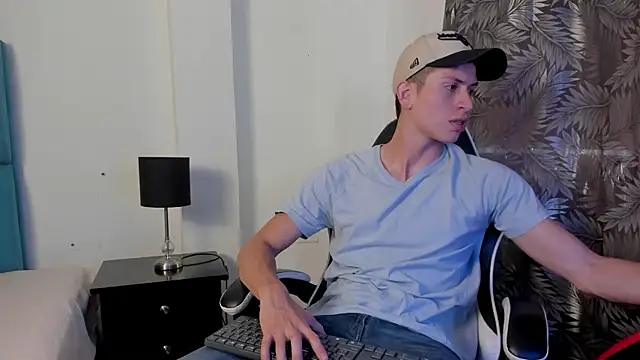 Snapshot of Tyler_Cold chatting on September 29, 2025, 6:46 pm Tyler Cold online show from September 29, 2025, 6:46 pm