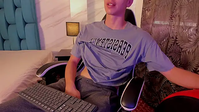 Snapshot of Tyler_Cold chatting on October 6, 2025, 7:14 pm Tyler Cold online show from October 6, 2025, 7:14 pm