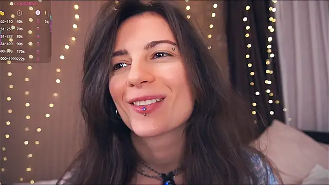 Snapshot of Holla_Molly chatting on January 15, 2026, 5:22 am Holla Molly online show from January 15, 2026, 5:22 am