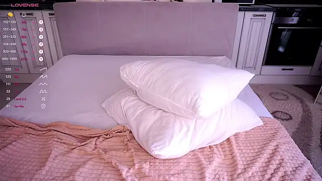 Snapshot of Holla_Molly chatting on February 20, 2025, 8:06 am Holla Molly online show from February 20, 2025, 8:06 am