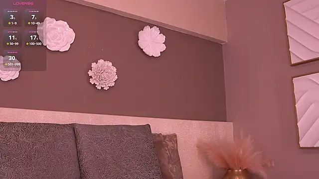 Snapshot of evamoretti chatting on November 30, 2025, 6:52 pm evamoretti online show from November 30, 2025, 6:52 pm