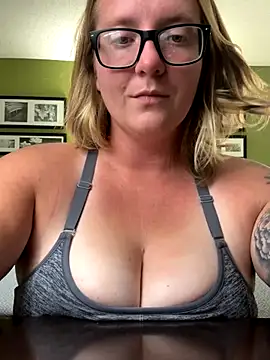 Snapshot of Lizzyloo chatting on September 9, 2025, 11:03 pm Lizzyloo online show from September 9, 2025, 11:03 pm