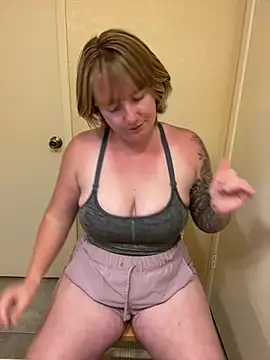 Snapshot of Lizzyloo chatting on February 23, 2025, 3:56 am Lizzyloo online show from February 23, 2025, 3:56 am