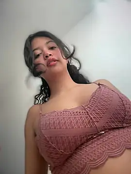 Peach Girll online show from May 13, 2026, 4:14 pm