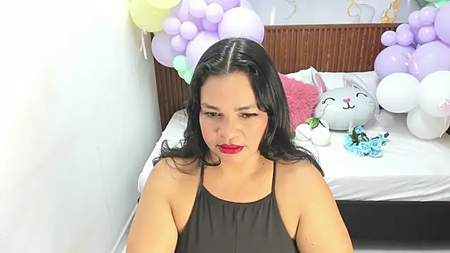 Snapshot of Cloe_35 chatting on April 6, 2026, 7:59 pm Cloe 35 online show from April 6, 2026, 7:59 pm