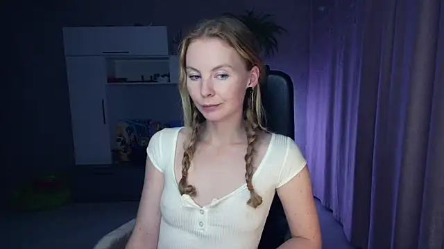 Cuddle Cat online show from October 27, 2025, 1:56 pm