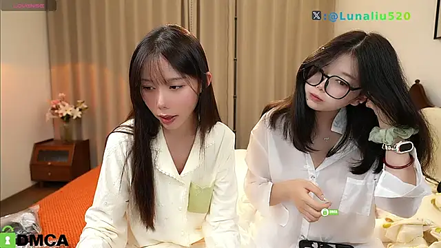 Luna520 online show from October 10, 2025, 1:23 pm