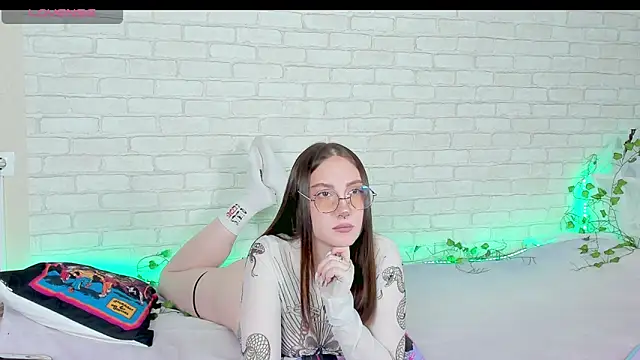 LinaKenny online show from December 2, 2025, 2:30 pm