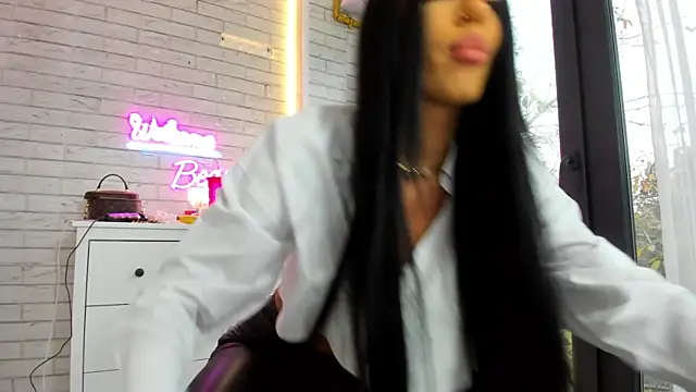 Britney Charm  online show from November 7, 2025, 7:13 am