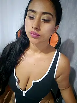 Snapshot of Valentinne_z chatting on February 7, 2025, 12:31 am Valentinne z online show from February 7, 2025, 12:31 am