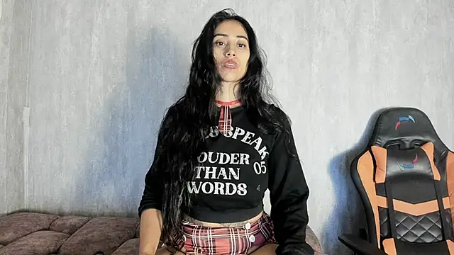 Snapshot of Valentinne_z chatting on March 18, 2025, 12:50 pm Valentinne z online show from March 18, 2025, 12:50 pm