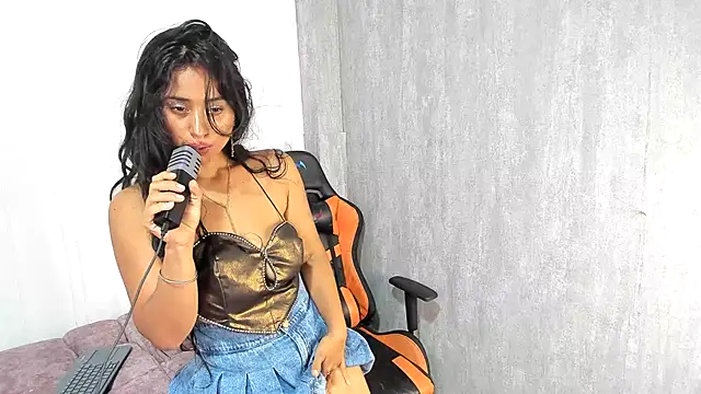 Snapshot of Valentinne_z chatting on February 8, 2025, 6:33 pm Valentinne z online show from February 8, 2025, 6:33 pm