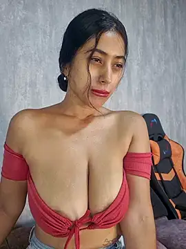 Snapshot of Valentinne_z chatting on February 28, 2025, 10:09 am Valentinne z online show from February 28, 2025, 10:09 am