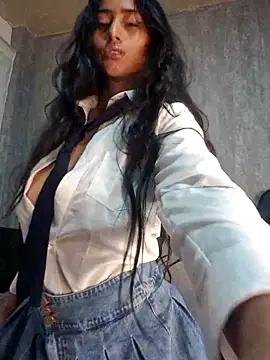 Snapshot of Valentinne_z chatting on February 22, 2025, 9:34 am Valentinne z online show from February 22, 2025, 9:34 am