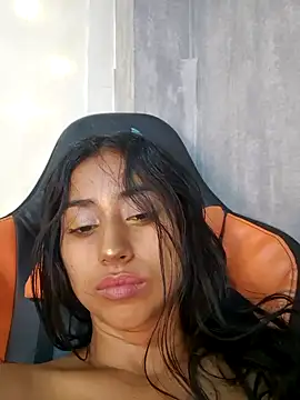 Snapshot of Valentinne_z chatting on February 5, 2025, 3:34 am Valentinne z online show from February 5, 2025, 3:34 am