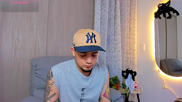 alejandro calderon1 online show from October 22, 2025, 3:28 am