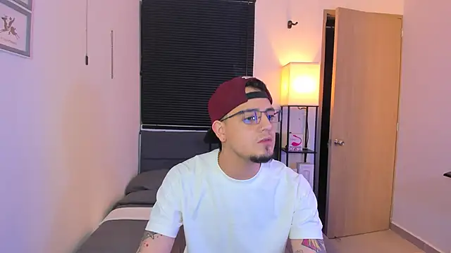 Snapshot of alejandro_calderon1 chatting on April 17, 2026, 4:26 am alejandro calderon1 online show from April 17, 2026, 4:26 am