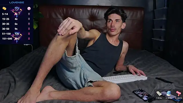 Snapshot of DanielCrush1 chatting on November 4, 2025, 2:10 pm DanielCrush1 online show from November 4, 2025, 2:10 pm