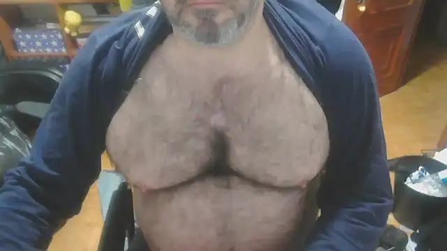 Snapshot of mikeyhotbear chatting on December 2, 2024, 6:26 am mikeyhotbear online show from December 2, 2024, 6:26 am