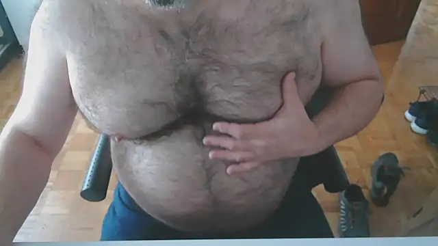 Snapshot of mikeyhotbear chatting on November 4, 2025, 10:08 am mikeyhotbear online show from November 4, 2025, 10:08 am