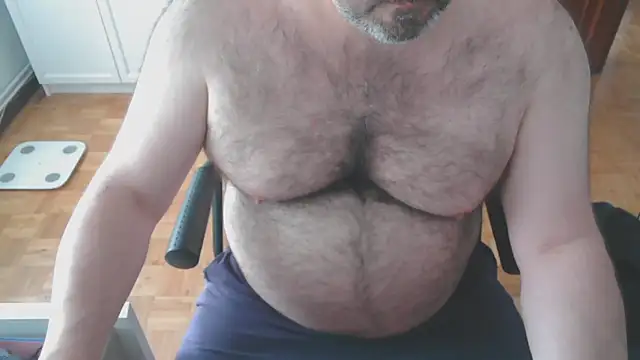 mikeyhotbear online show from April 28, 2026, 4:44 pm