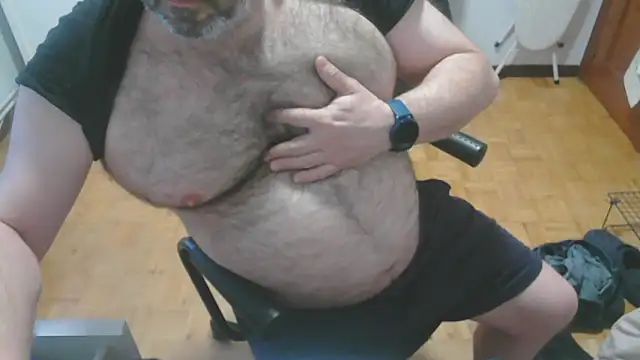 mikeyhotbear online show from May 3, 2026, 6:18 am