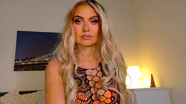 Snapshot of Tinkerbell822 chatting on October 27, 2025, 8:26 am Tinkerbell822 online show from October 27, 2025, 8:26 am