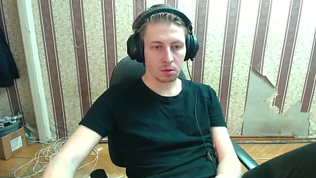 darienlarge online show from October 4, 2025, 2:24 am