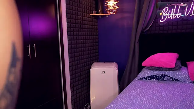 bull vixen2001 online show from December 14, 2025, 9:48 am