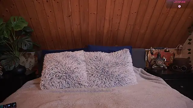 Snapshot of TessaWinter chatting on November 2, 2025, 3:17 pm TessaWinter online show from November 2, 2025, 3:17 pm