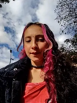 Snapshot of _Laary chatting on October 19, 2025, 9:06 pm Laary online show from October 19, 2025, 9:06 pm